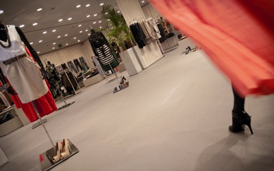 Mango abre una nueva tienda pavimentada con Rosa Gres